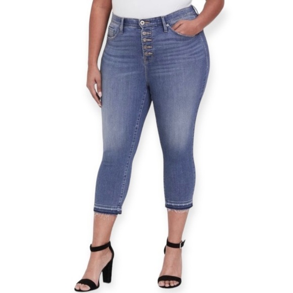 Torrid 26 Crop Sky High Skinny Jean - Premium Stretch Medium Wash Released Hem - Picture 1 of 14